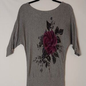 White House/Black Market Beautiful Rose Print Gray Top with some Glitter Size XS
